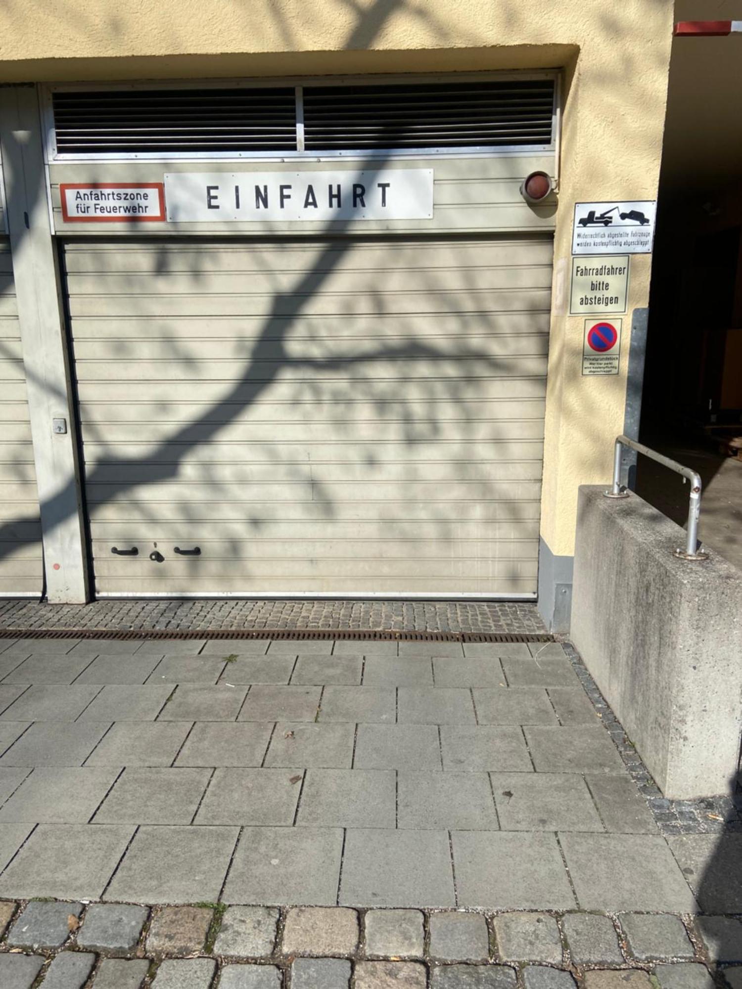 Mit Garagenparkplatz An U-bahnstation Apartment Munich